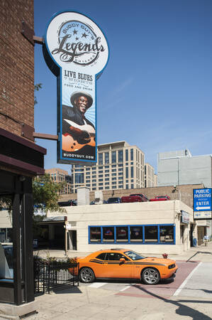 Traveling in the United States in a Dodge Challenger RT