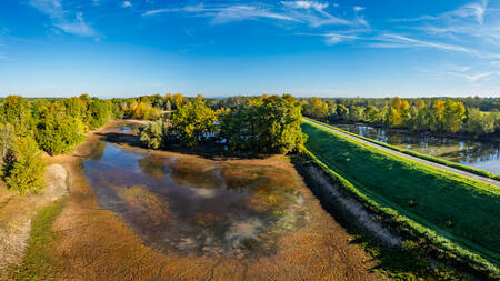 La Loire à vélo a Loire levee