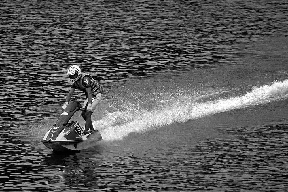 Moto d'acqua a tutta velocità