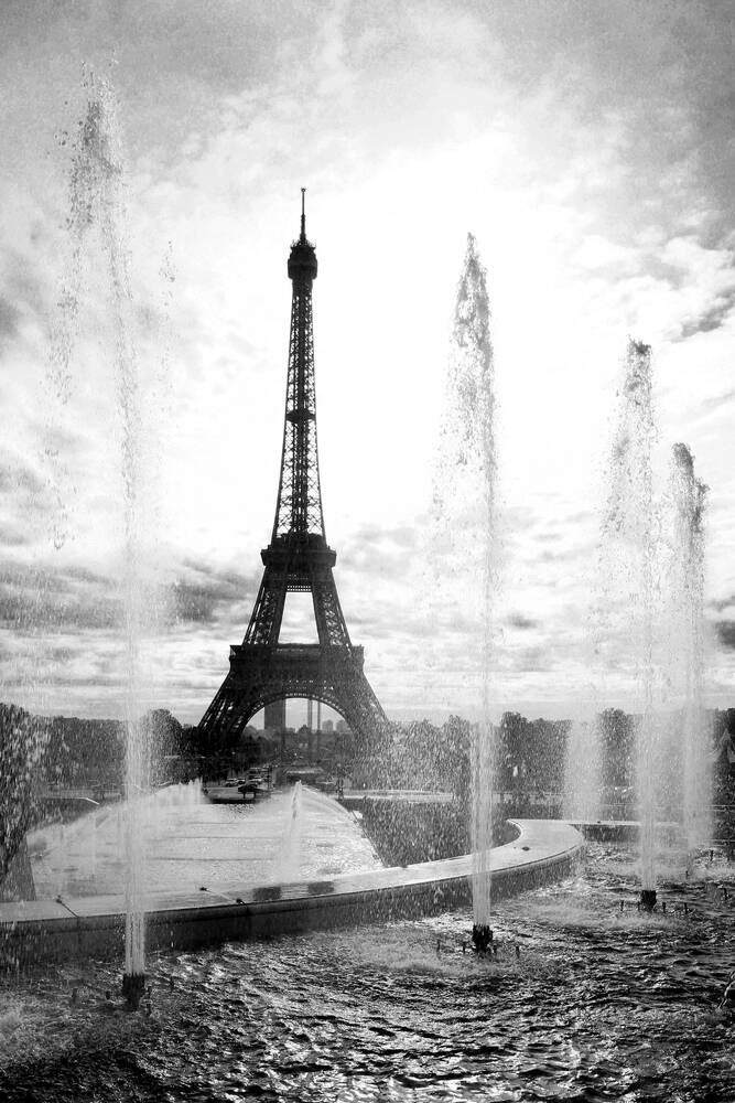 Tour Eiffel sortant du bassin du Trocadéro