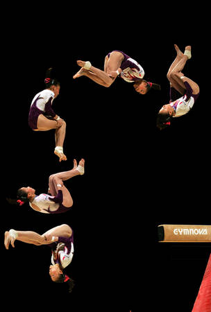 Split jump på bommen Split jump på bommen