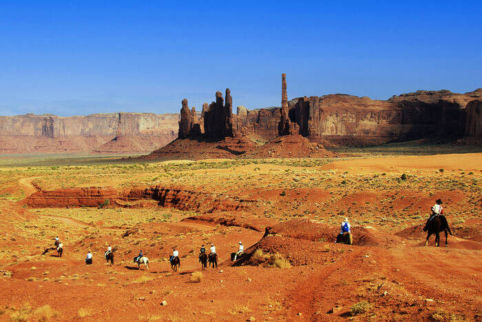 Calvacade dans Monument valley