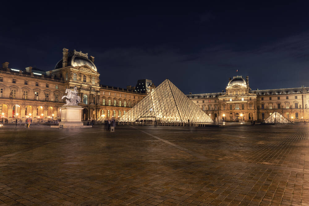La pyramide du Louvre la nuit