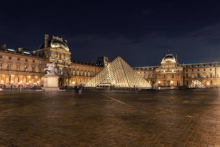 La pyramide du Louvre la nuit La pyramide du Louvre la nuit