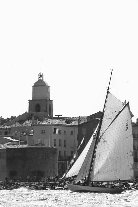 Saint-Tropez Il campanile e la barca a vela Saint-Tropez Il campanile e la barca a vela