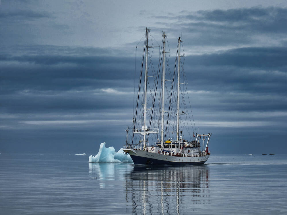 Schiff in einem Fjord in Spitzbergen