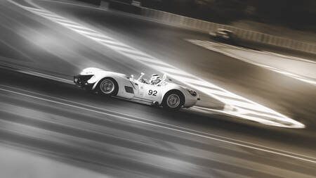 Una línea de luz en la pista