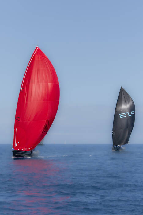 Éclat de rouge et de noir sur les flots de Saint-Tropez Éclat de rouge et de noir sur les flots de Saint-Tropez