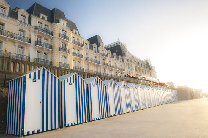 Små stugor och ett stort hotell I Små stugor och ett stort hotell I