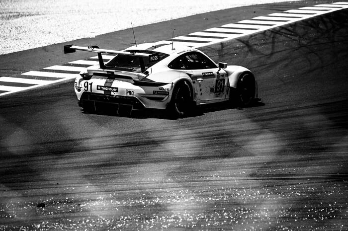 Geruit spoor voor Porsche 911 tijdens de 24 uur van Le Mans in 2022