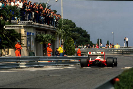 Ayrton Senna på väg till Monte Carlo-kasinot Ayrton Senna på väg till Monte Carlo-kasinot