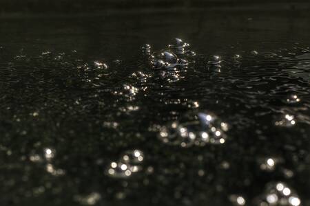 Vattenbubblor och reflektioner
