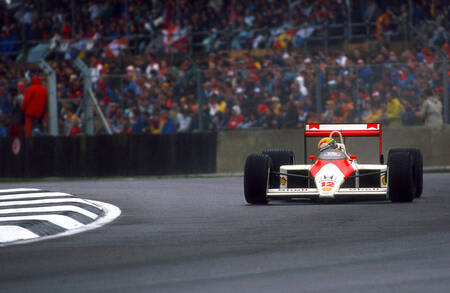Ayrton Senna volop in beweging in Engeland