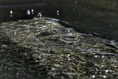 Fontän och vattendroppe