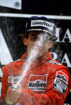 Overwinning en champagne voor Ayrton Senna Overwinning en champagne voor Ayrton Senna