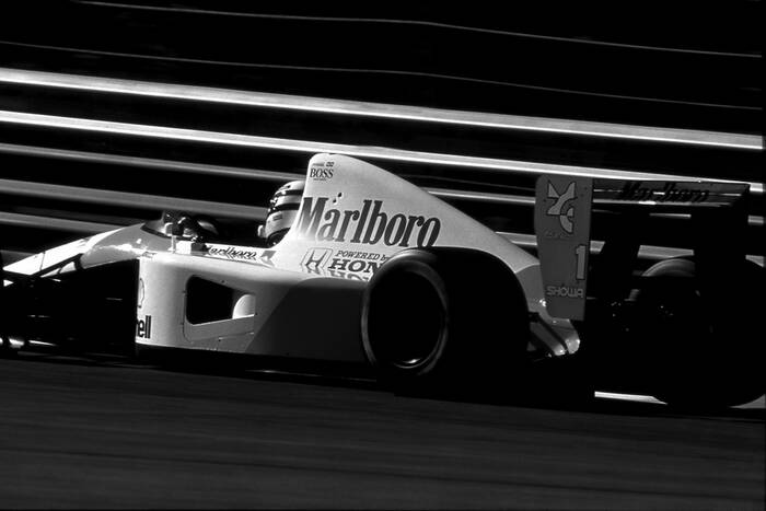 Ayrton Senna op de top van de steile helling van Spa Francorchamps