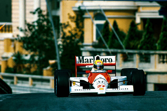 Ayrton Senna in beeld vanuit het casino van Monte Carlo