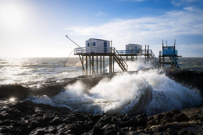 Golven vallen de visserij van Puits de l'Auture aan