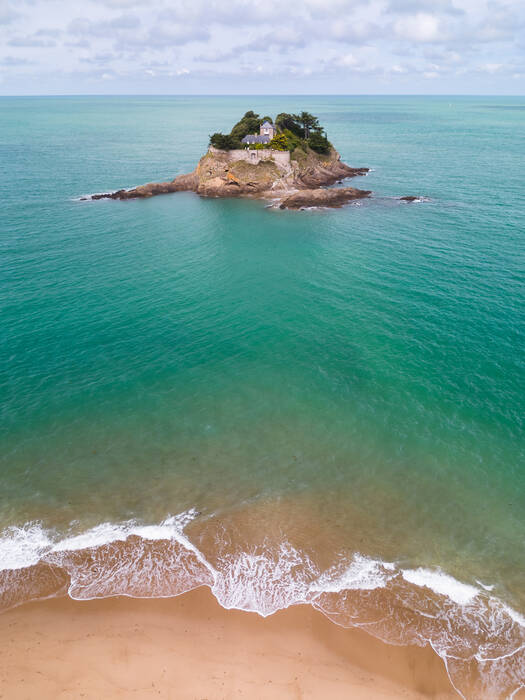 Plage och Île du Guesclin Plage och Île du Guesclin