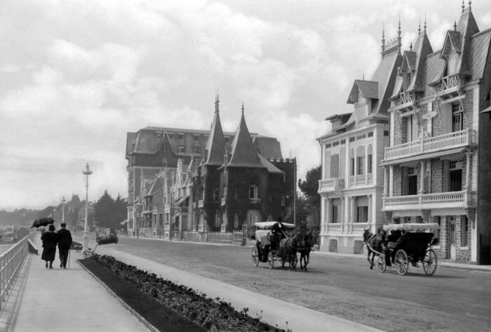 Esplanade naar het Hermitage Hotel