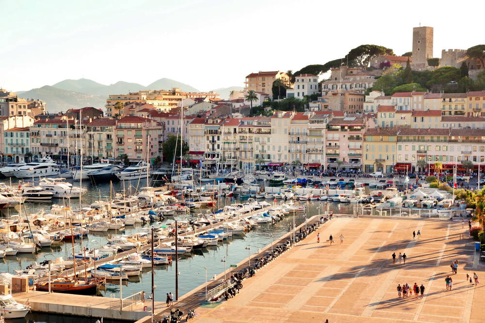 Cannes Le Port Et Sa Vue Sur La Vieille Ville Et Le Chateau Photo Et Cannes Le Port Et Sa Vue Sur La Vieille Ville Et Le Chateau Photo Et