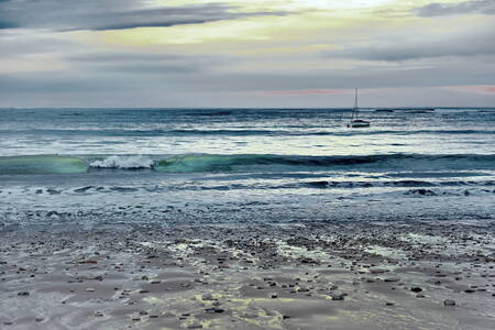 Boot voor anker op de Atlantische Oceaan