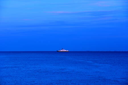 Per boot de blauwe horizon overzee