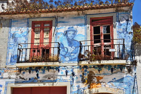 Fachada de la casa pintada de azul