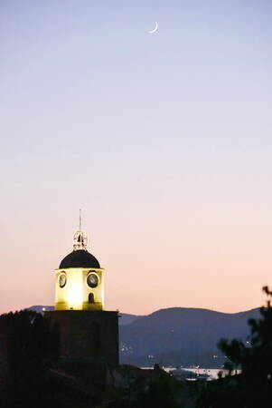 Il campanile di Saint-Tropez e la luna in una sera d'estate