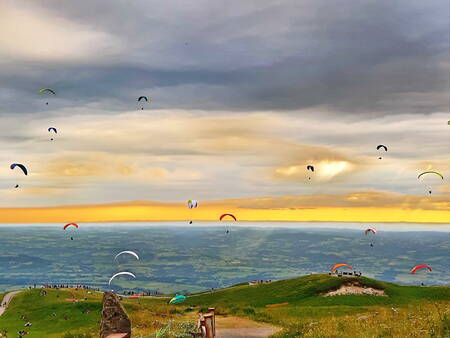 Wolken von Gleitschirmen über dem Puy de Dome in der Auvergne centre FRANCE