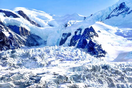een landschap van sneeuw en ijs in de Alpen