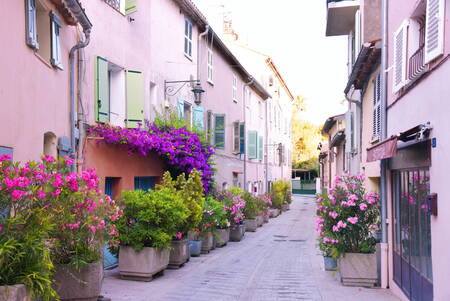 flower-filled alley in Saint-Tropez