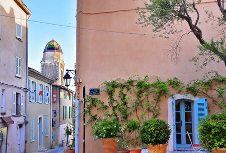Una strada dell'antico villaggio di Saint-Tropez