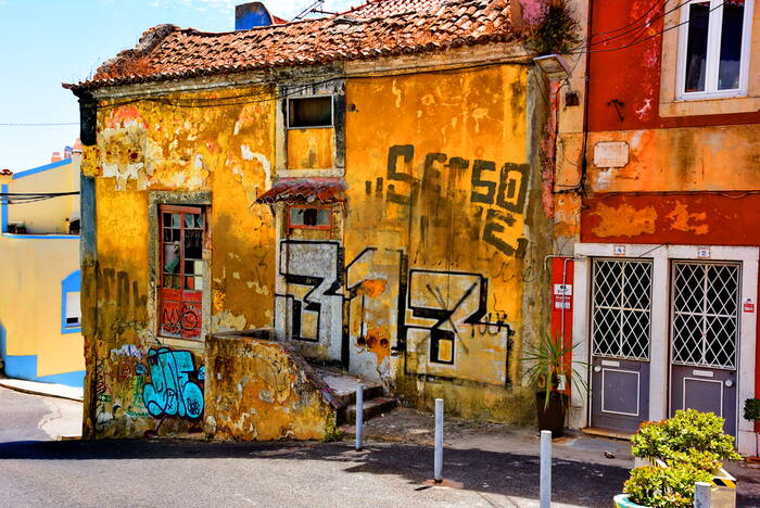 graffitis et tags sur maison abandonnée centre ville graffitis et tags sur maison abandonnée centre ville