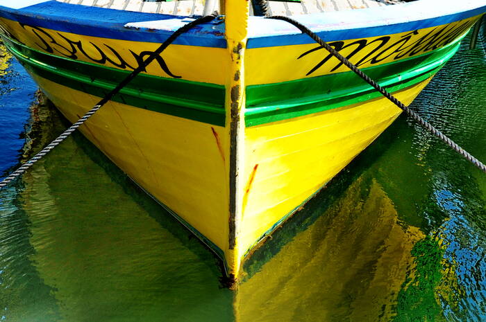 la barque jaune et ses reflets dans la mer la barque jaune et ses reflets dans la mer