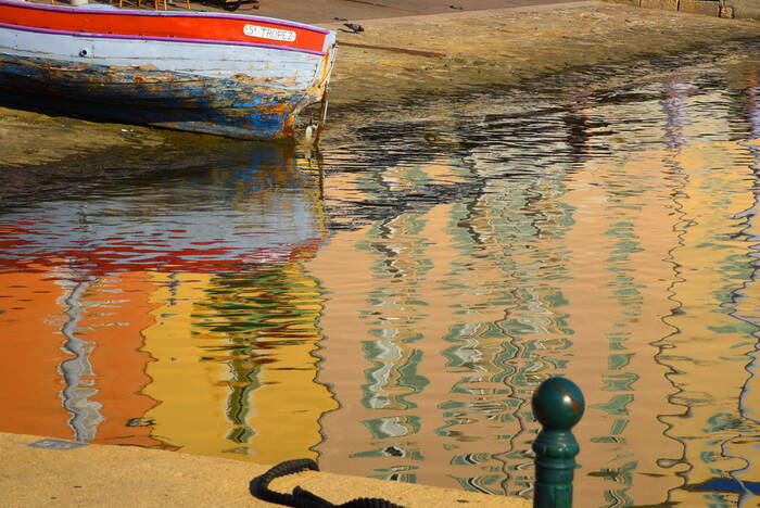 la barque rouge de Olivier sur le port de Saint Tropez la barque rouge de Olivier sur le port de Saint Tropez