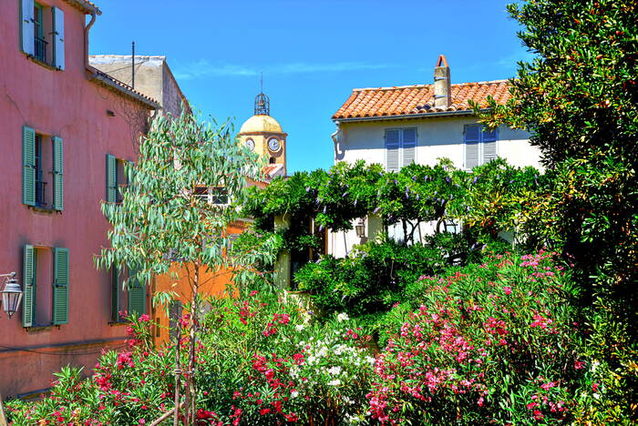 La vieille ville de St Tropez et son clocher vue des hauteurs La vieille ville de St Tropez et son clocher vue des hauteurs