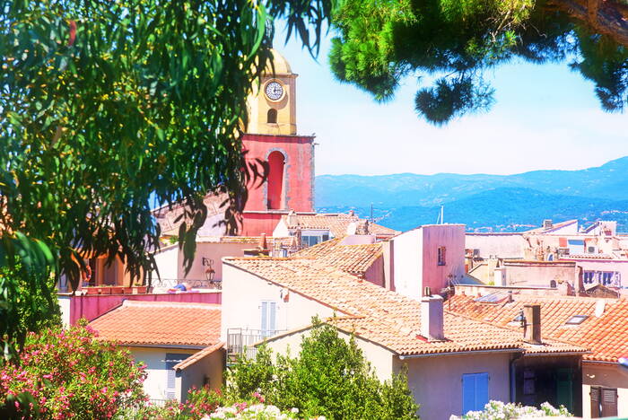 Le clocher de l'église de Saint Tropez France Le clocher de l'église de Saint Tropez France