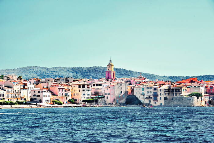 Le village de Saint Tropez vue de la mer Le village de Saint Tropez vue de la mer