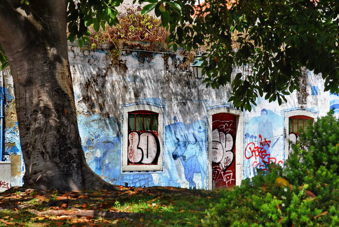 Peinture bleue sur murs en ville Peinture bleue sur murs en ville