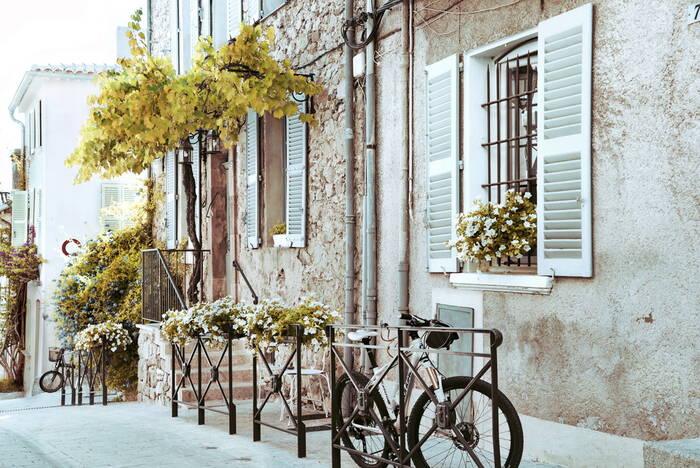 ruelle dans le vieux village de Saint -Tropez ruelle dans le vieux village de Saint -Tropez