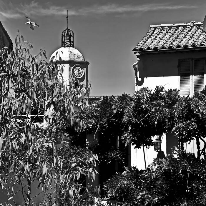 Saint Tropez et son clocher d'église en noir et blanc Saint Tropez et son clocher d'église en noir et blanc