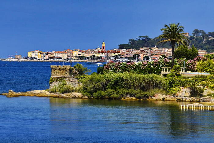 Saint- tropez vu de loin Saint- tropez vu de loin