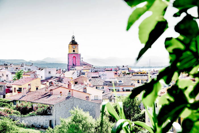 Vieille ville de St Tropez les toits entourés du clocher Vieille ville de St Tropez les toits entourés du clocher
