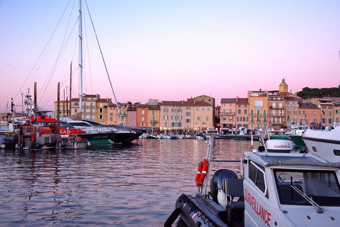ville de Saint Tropez le port au crepuscule ville de Saint Tropez le port au crepuscule