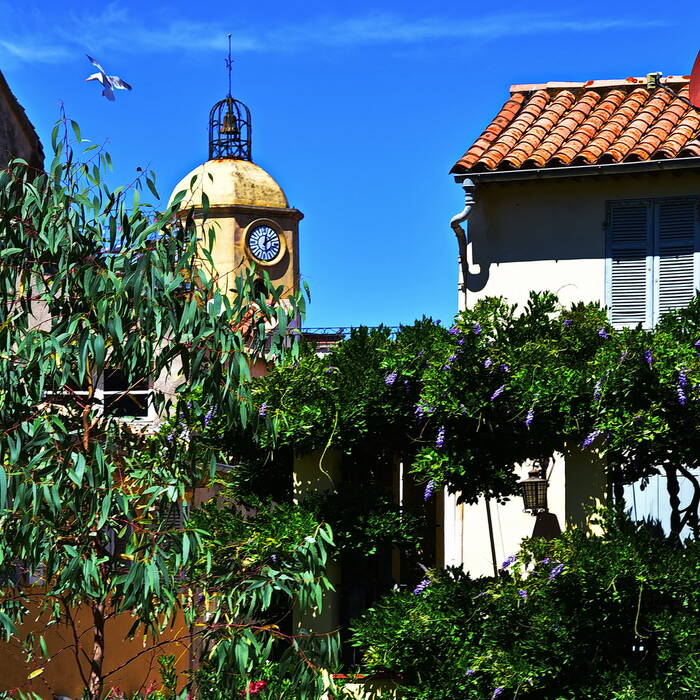 Vue du clocher de l'église de Saint -Tropez Vue du clocher de l'église de Saint -Tropez