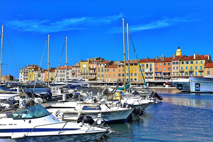 Vue du port et du clocher de l'église de Saint Tropez France Vue du port et du clocher de l'église de Saint Tropez France