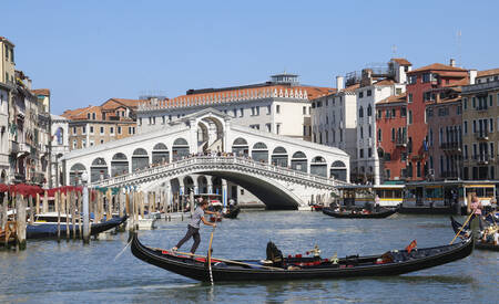 DER GONDOLIERE UND DIE RIALTOBRÜCKE