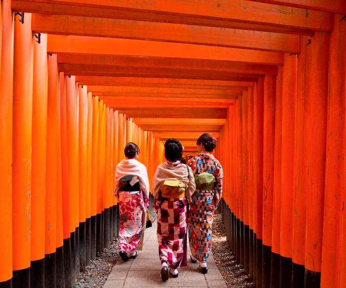 Vrouwen in Kimono in de FUSHIMI INARI TAISHA-tempel