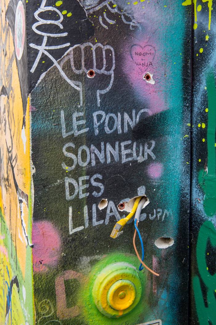 LE POING SONNEUR DES LILAS LE POING SONNEUR DES LILAS